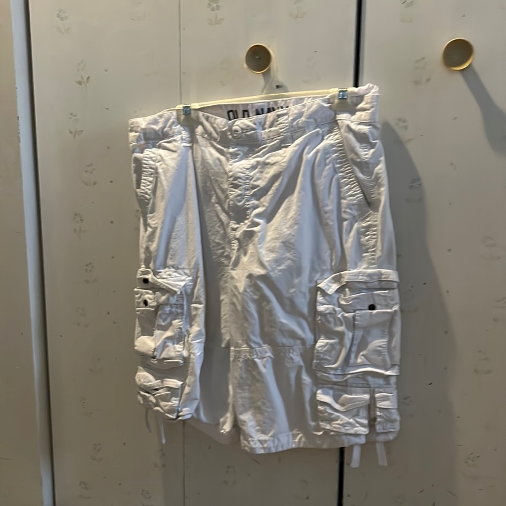 Men’s Old Navy cargo shorts. Size 34